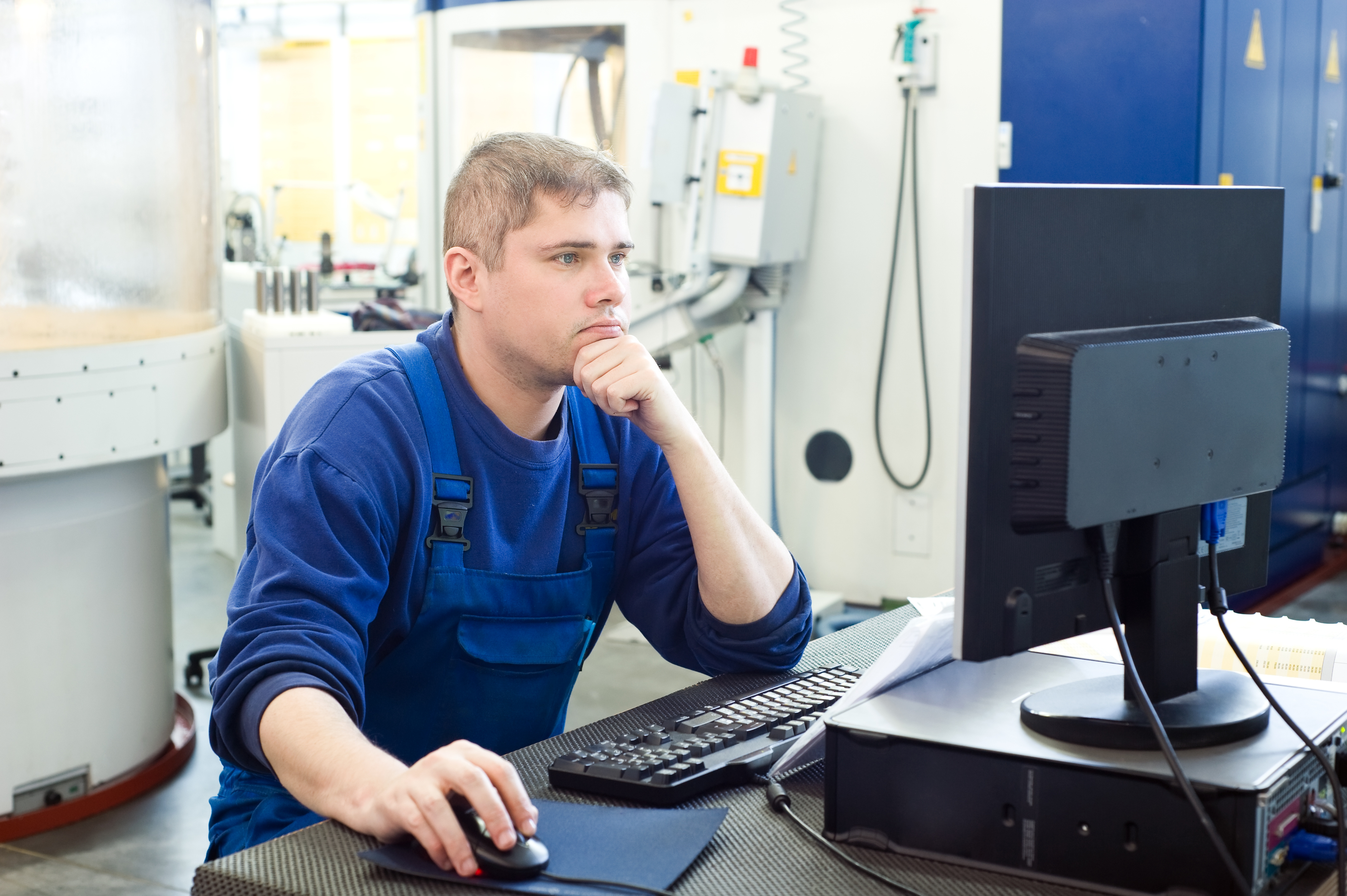 mechanical engineer using software to design pressure vessel